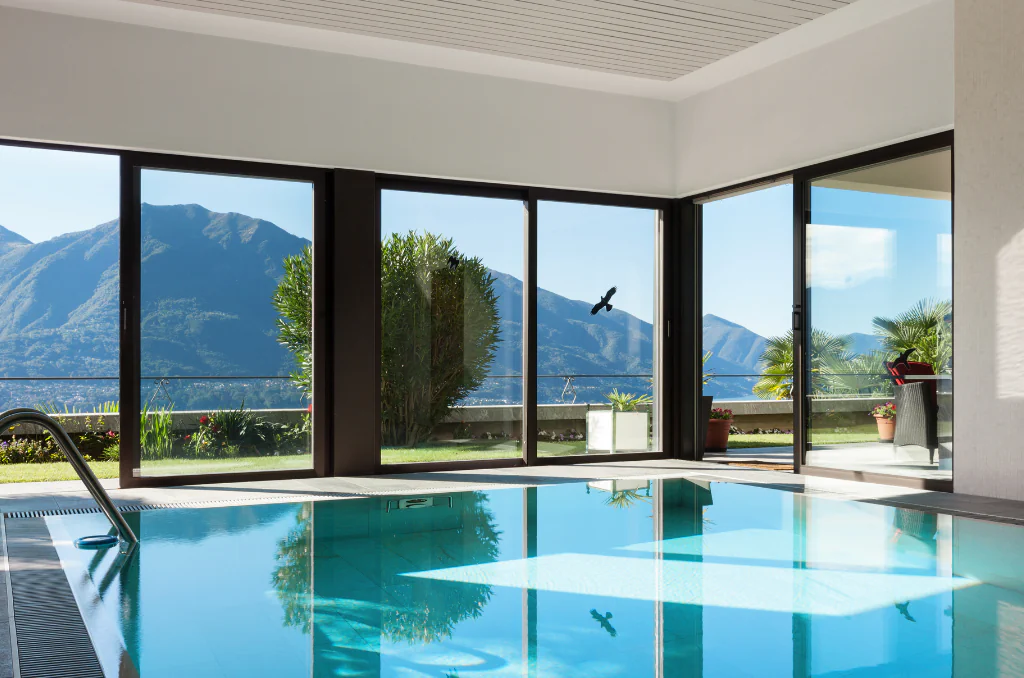Hallenbad mit Blick auf Berge
